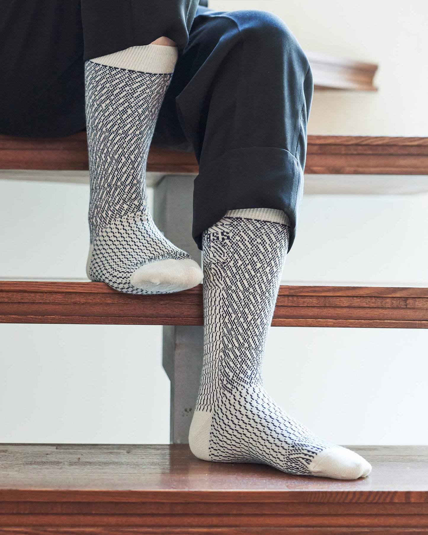 COLD GRASS-crew socks