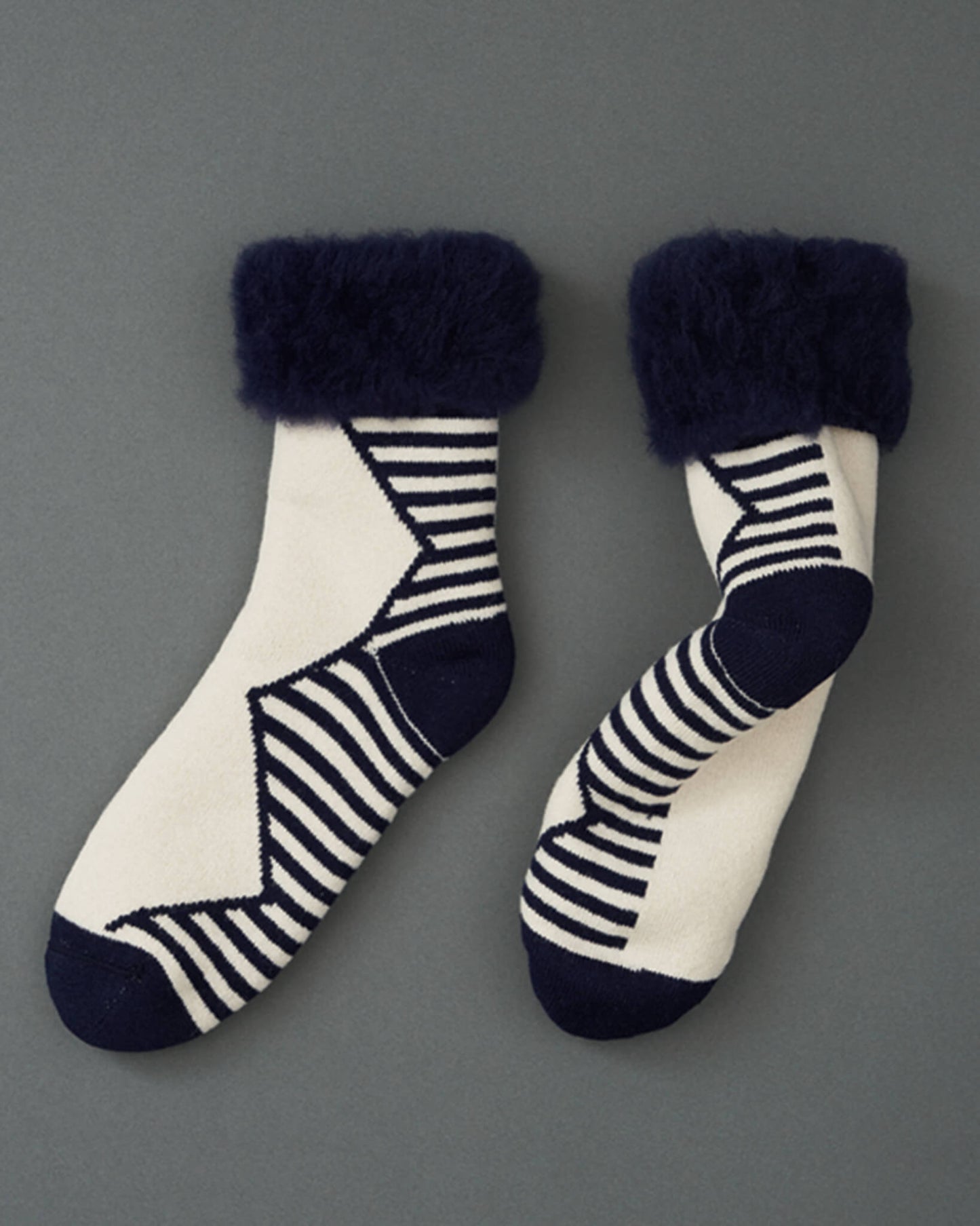 MOUNTAIN-fluffy socks-navy